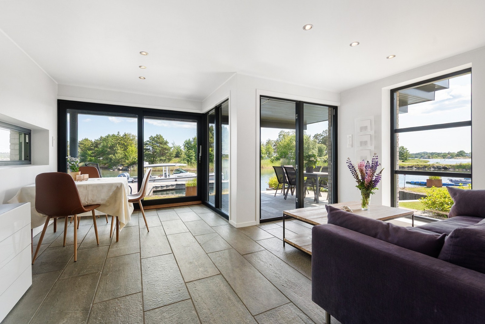 Praktisk innredet med fliser på gulvet Galleribilde