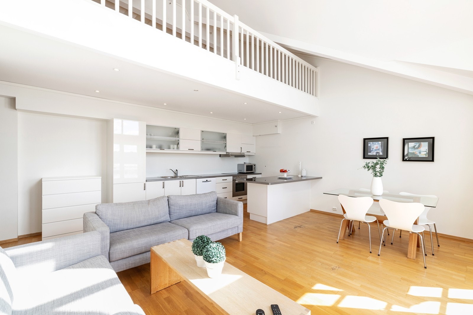 Romslig og lys stue med raus takhøyde og hemsløsning i 2. etg. Galleribilde