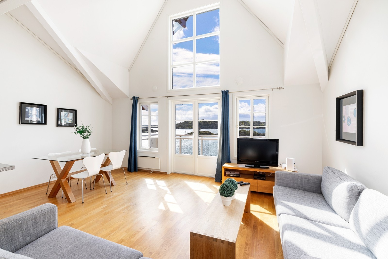 Store vindusflater som gir godt med lys inn i stuen og på kjøkkenet. Galleribilde