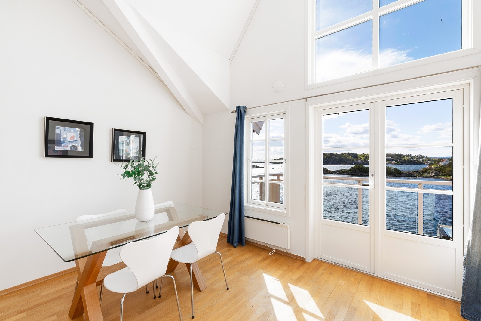 og spisebord. Galleribilde