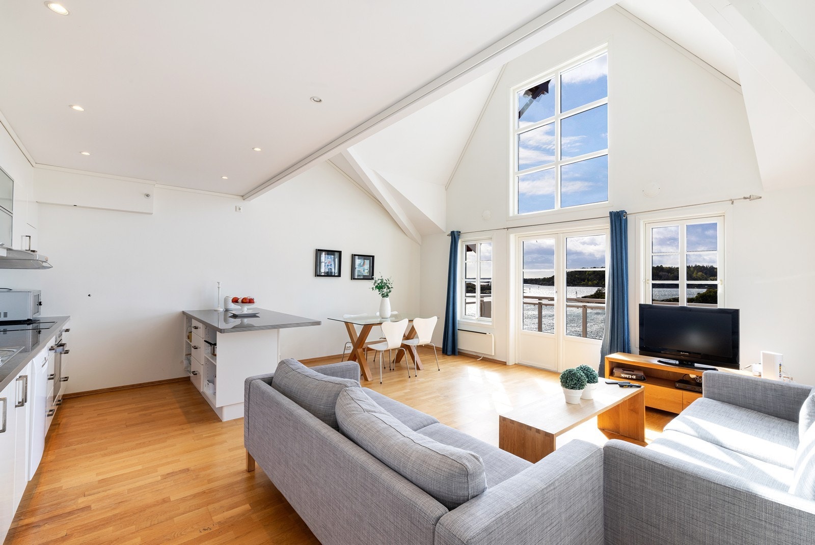 Toppleilighet beliggende et steinkast fra sjøen. 2 balkonger med gode solforhold. Galleribilde