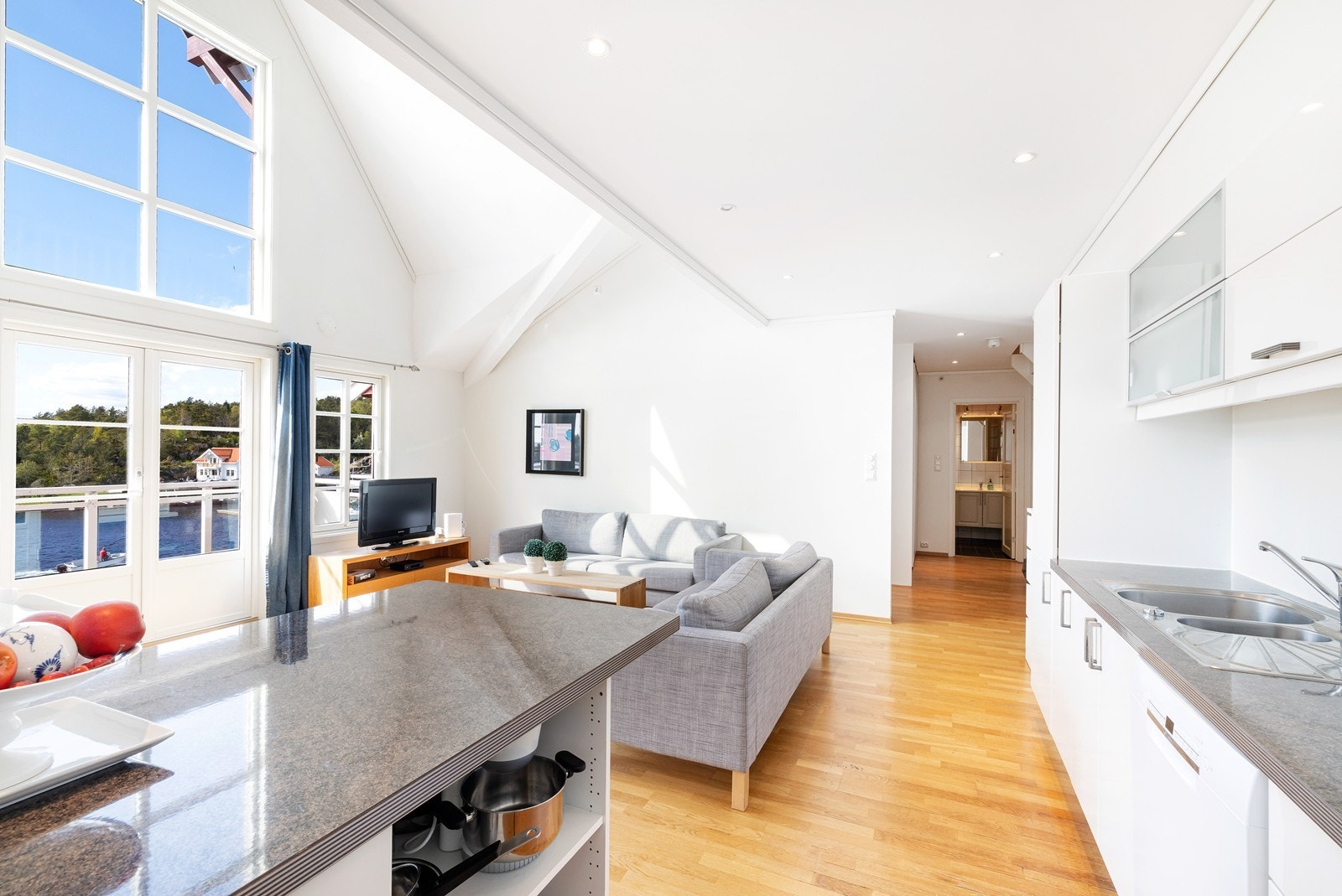 Åpen kjøkken/stue løsning. Galleribilde