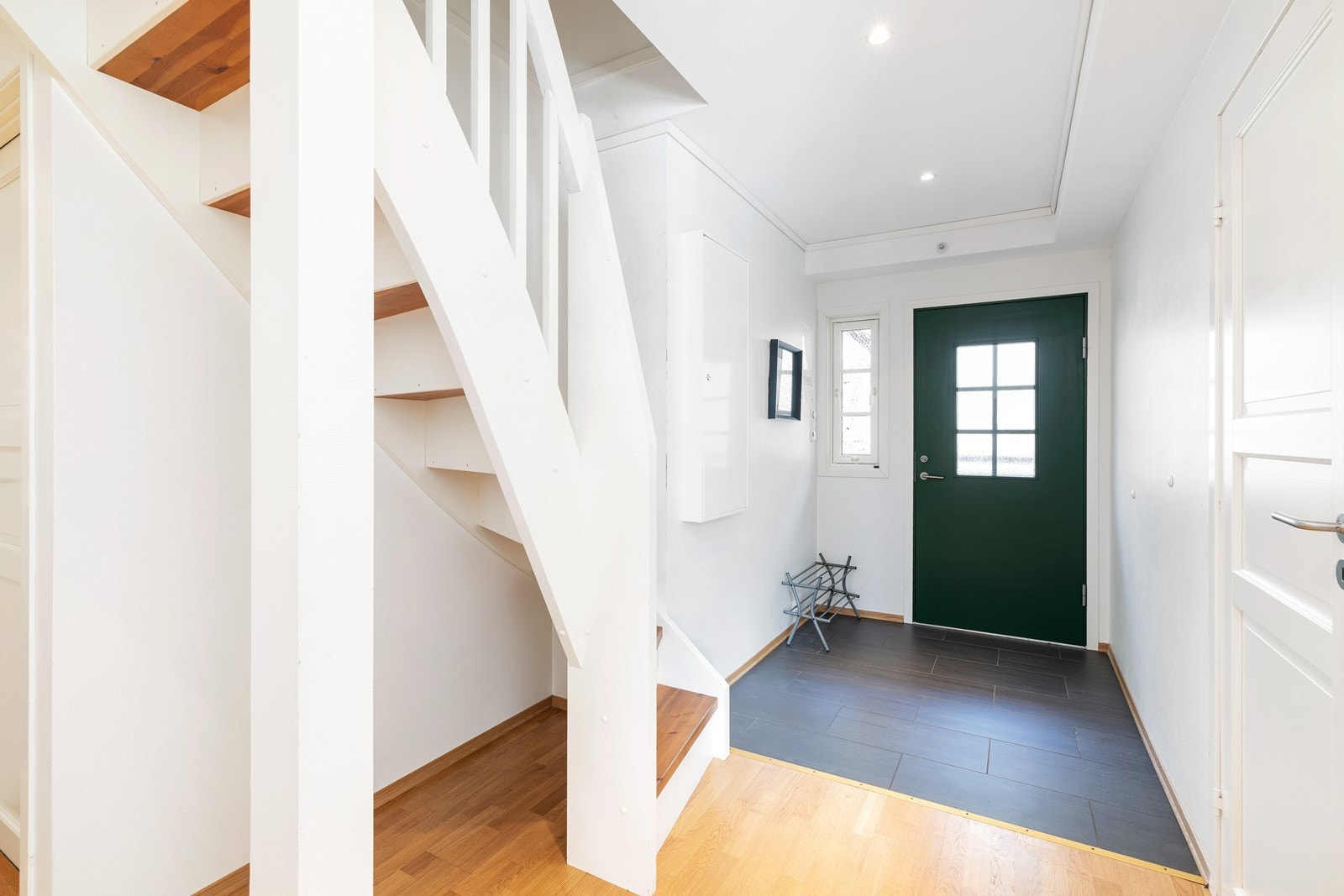 Flislagt gang/entrè. Galleribilde