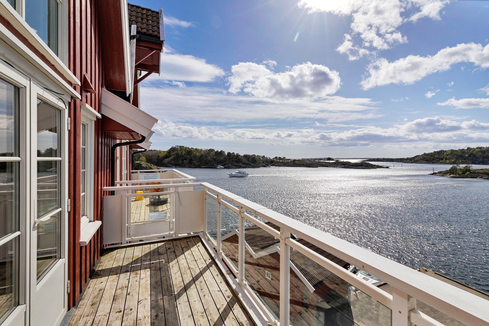 Solrik balkong med utgang fra stuen. Galleribilde
