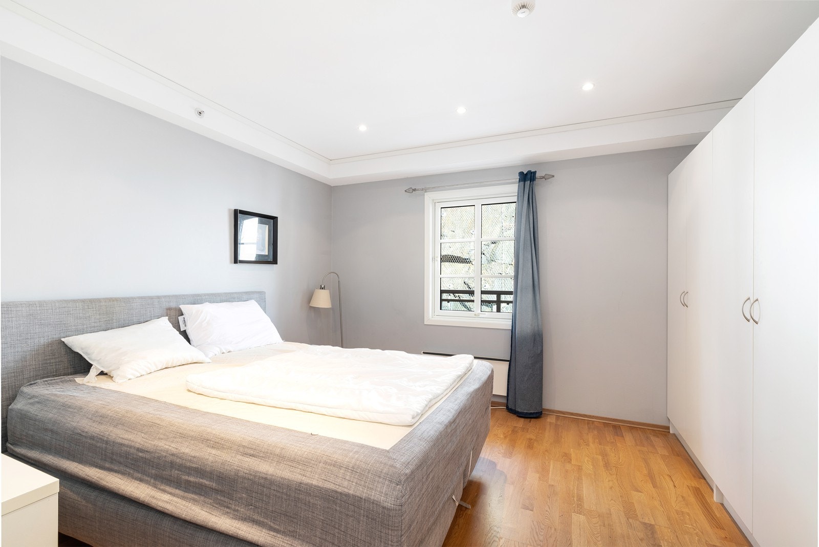 Hovedsoverom med god plass til dobbeltseng og klesskap. Galleribilde