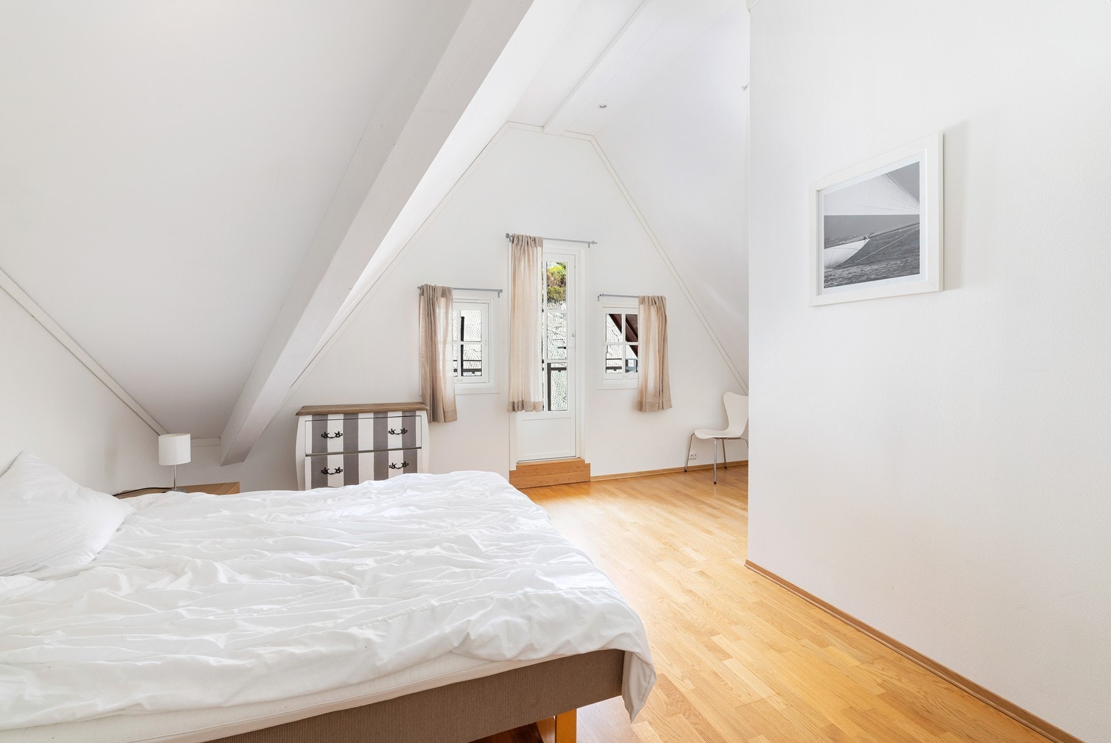 Fra innredet soverom er det utgang til balkong med morgensol. Galleribilde