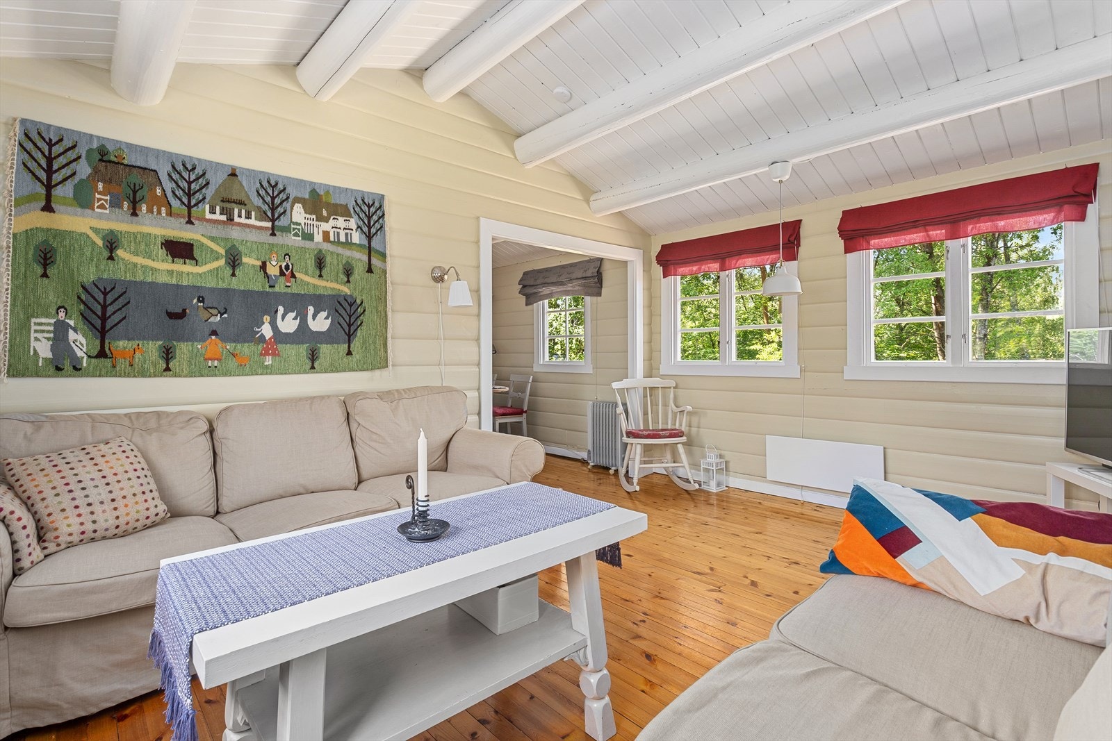 Gode vindusflater sørger for at rommet får godt med naturlig lys. Galleribilde