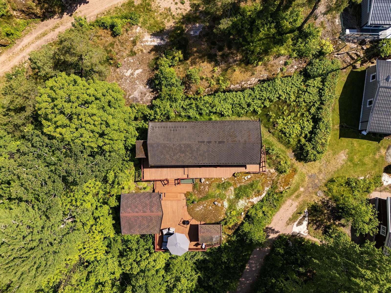 Tomta måler ca. 804m2. Eiendommen har tinglyst veirett samt rett for parkeringsplass. Galleribilde