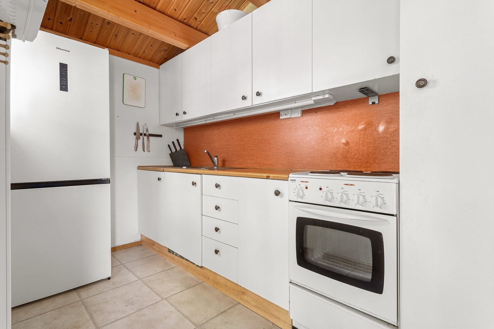 Rom innredet som kjøkken. NB! Ikke søkt/godkjent. Funksjonell innredning med plass for komfyr og kjøl/frys. Galleribilde