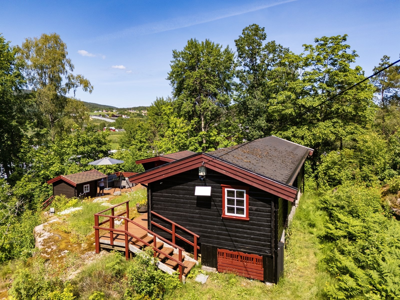 Eiendommen ligger relativt usjenert til i terrenget. Galleribilde
