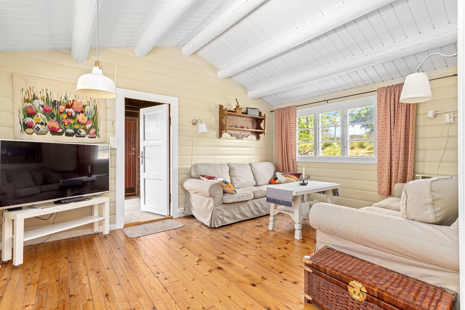 TV-en kan med fordel plasseres mot/på vegg. Synlige bjelker i tak gir et autentisk uttrykk. Galleribilde