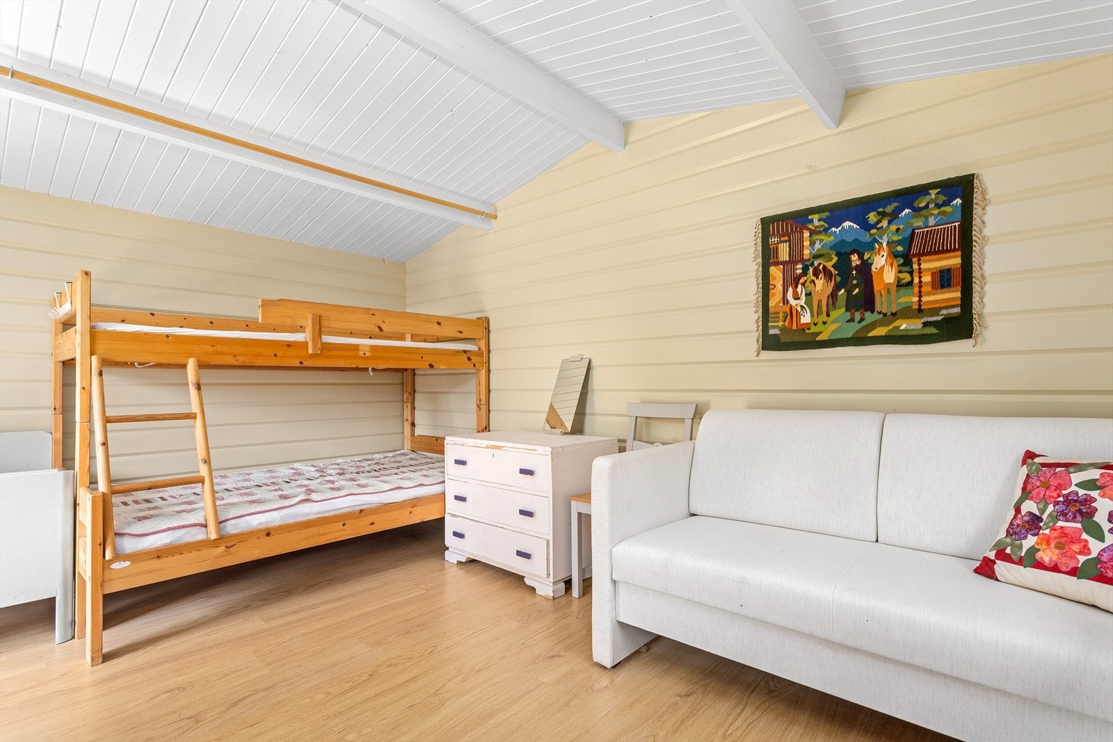 Med totalt 6 sengeplasser kan hele familien kose seg på hytta. Galleribilde