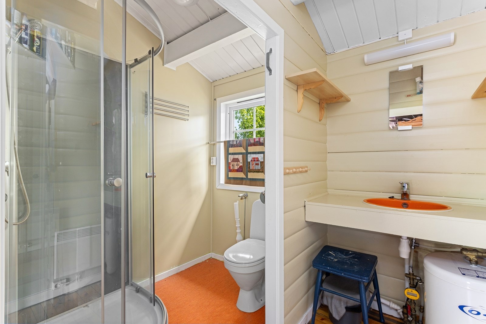 Utstyrt med dusjkabinett, gulvstående wc og opplegg for vaskemaskin. Hytta har innlagt vann. Galleribilde