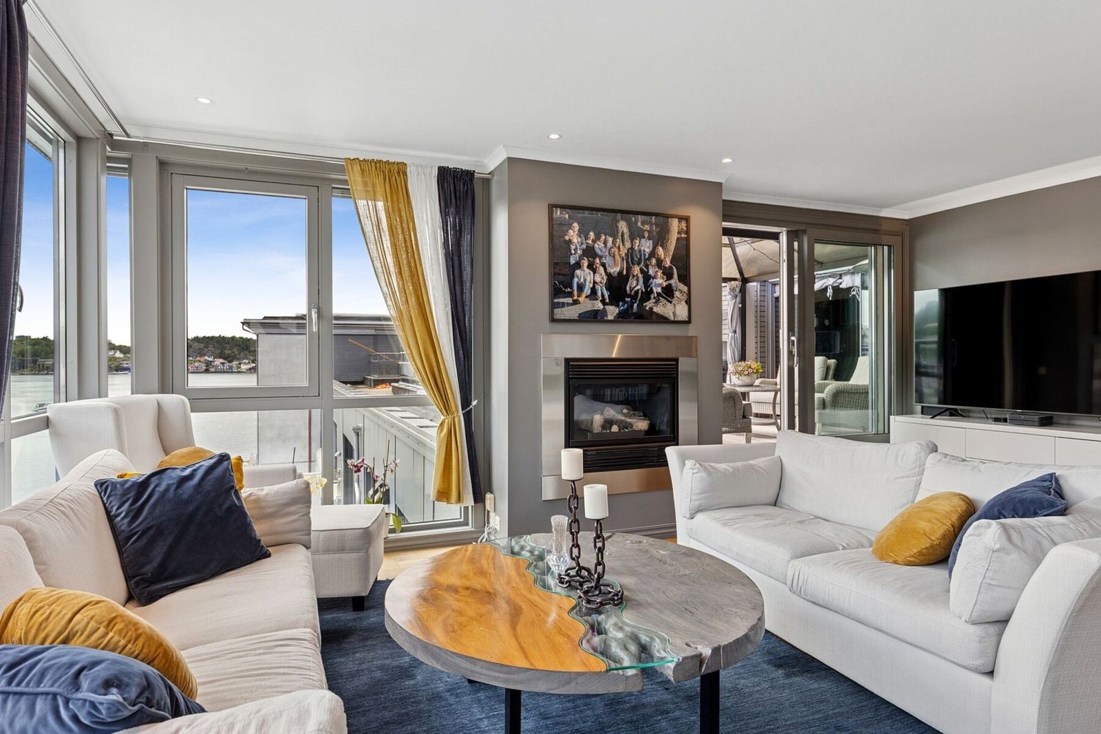 Fra stuen er det utgang til den store terrassen.