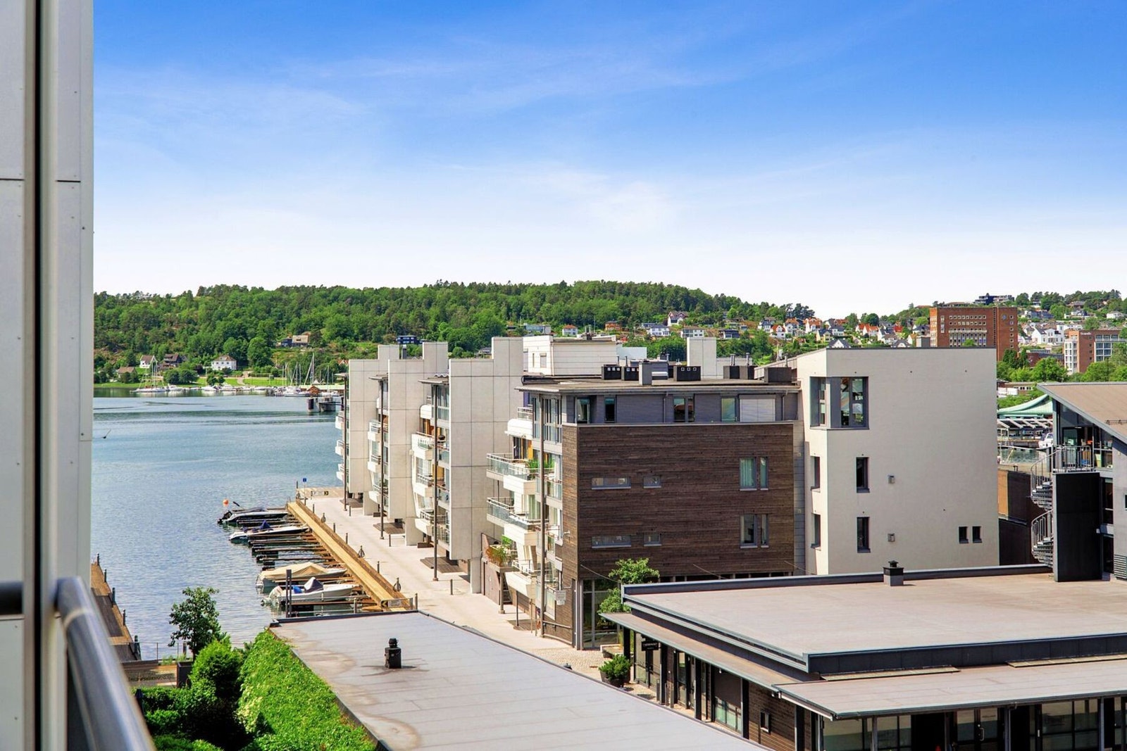 Utsikt fra terrassen utenfor kjøkkenet. Det er kort vei til dagligvare, frisør, apotek, treningssenter og populære restauranter som Del Mare, Kismat og Brygga 11.