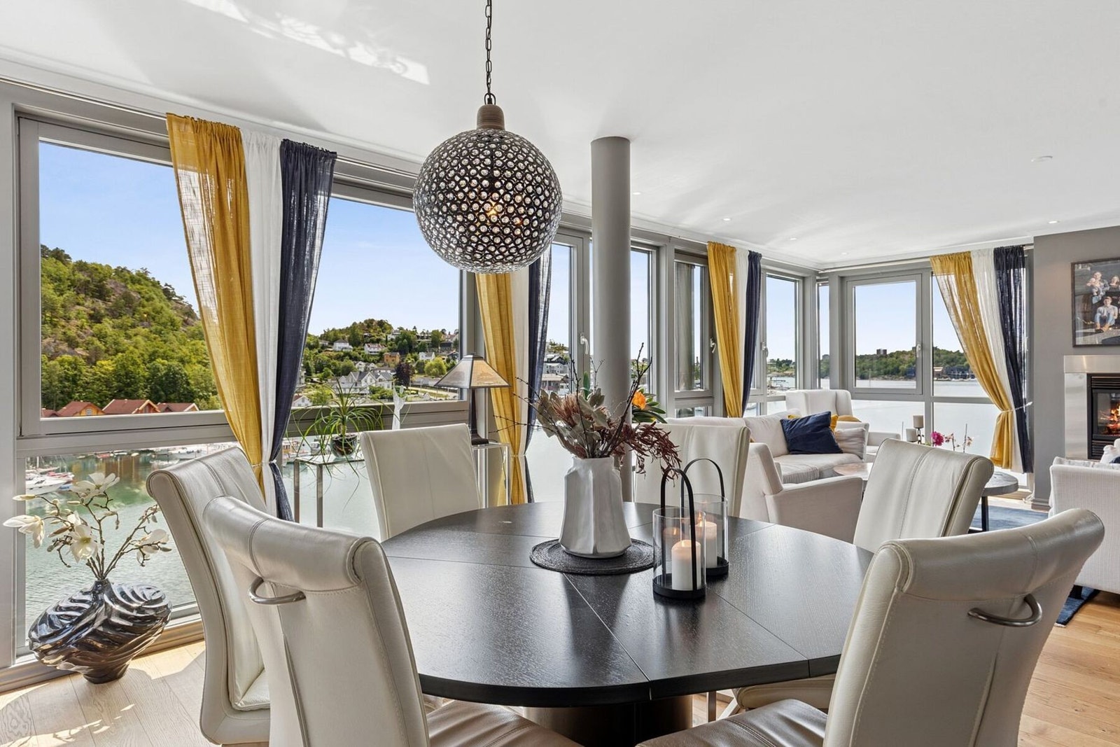 De store vinduene slipper inn masse lys.