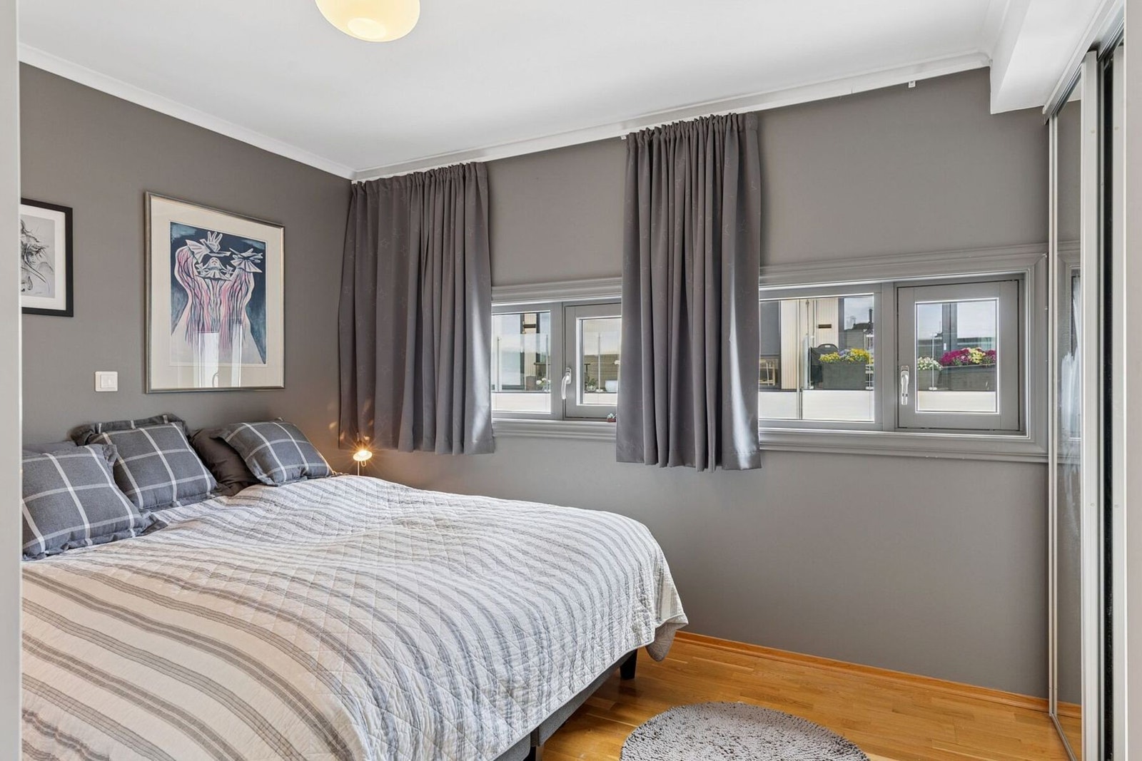 Leiligheten har 3 soverom, hvor to av dem har garderobe. Alle lys i leiligheten kan styres fra dette rommet. Luksus og veldig praktisk! Galleribilde