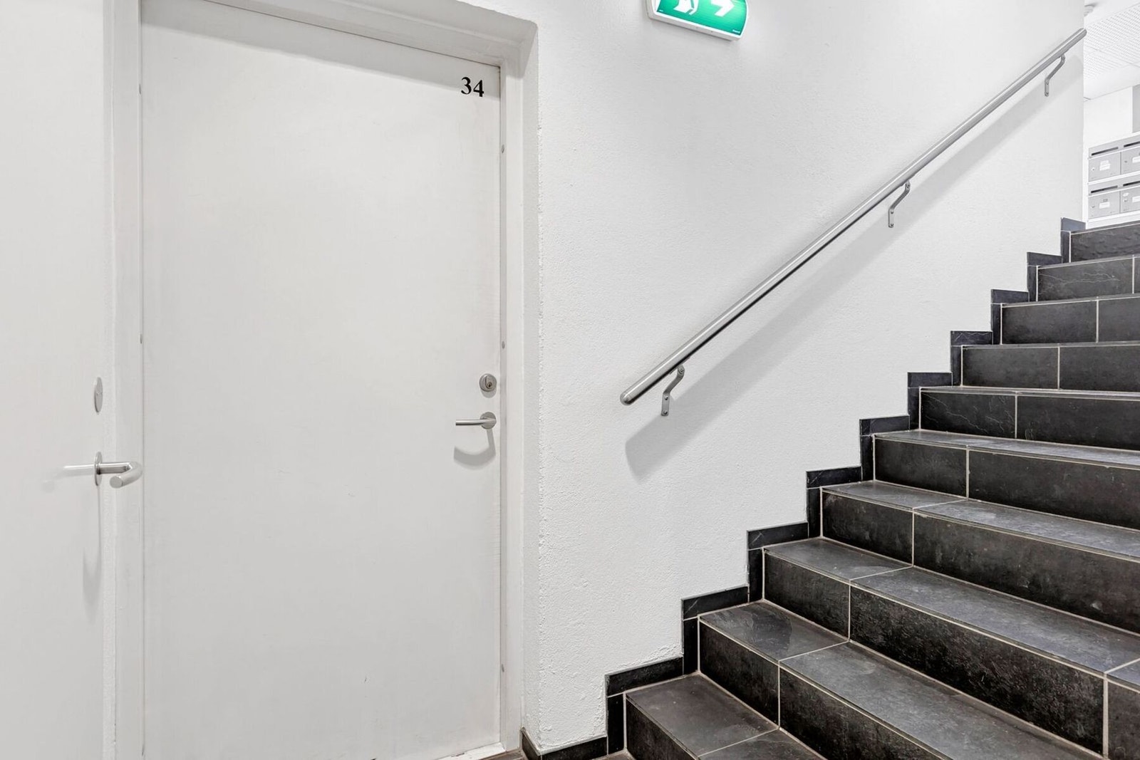 Med leiligheten følger det med en bod med hems, så her man god lagringsplass.