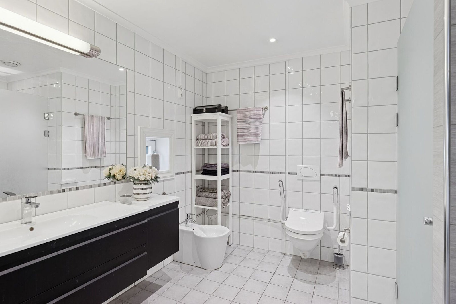 Soverommet har et tilhørende lyst og pent bad. Galleribilde