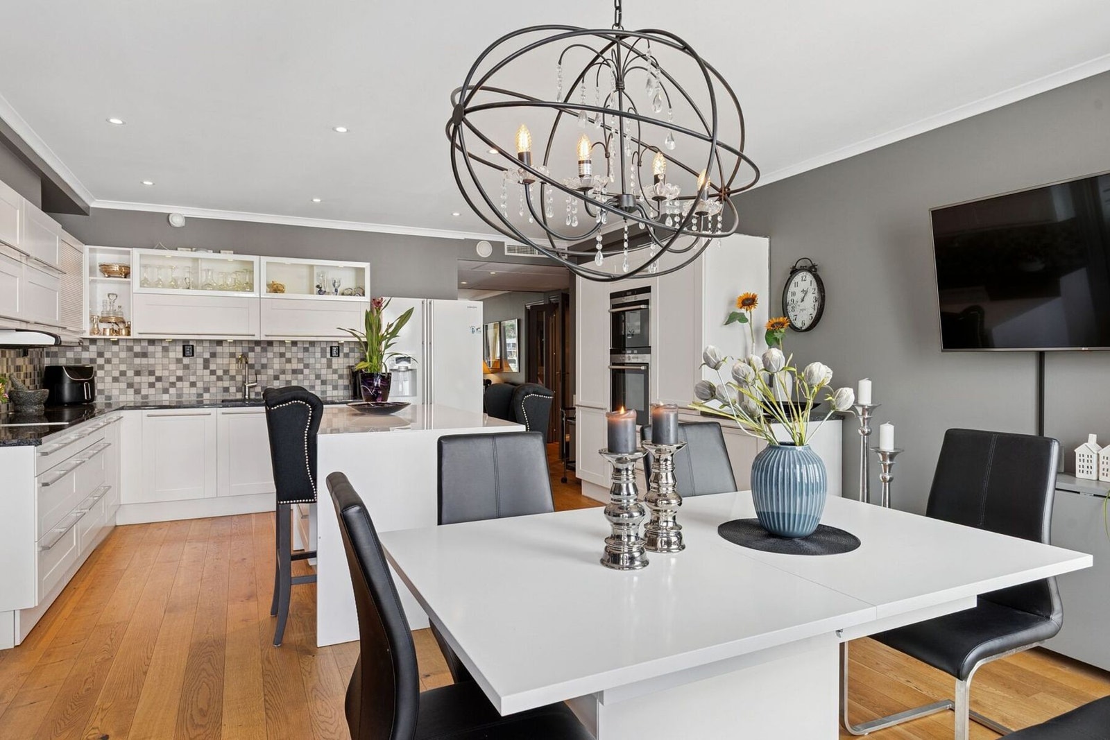 I tillegg er det plass til et spisebord uten at det føles trangt.