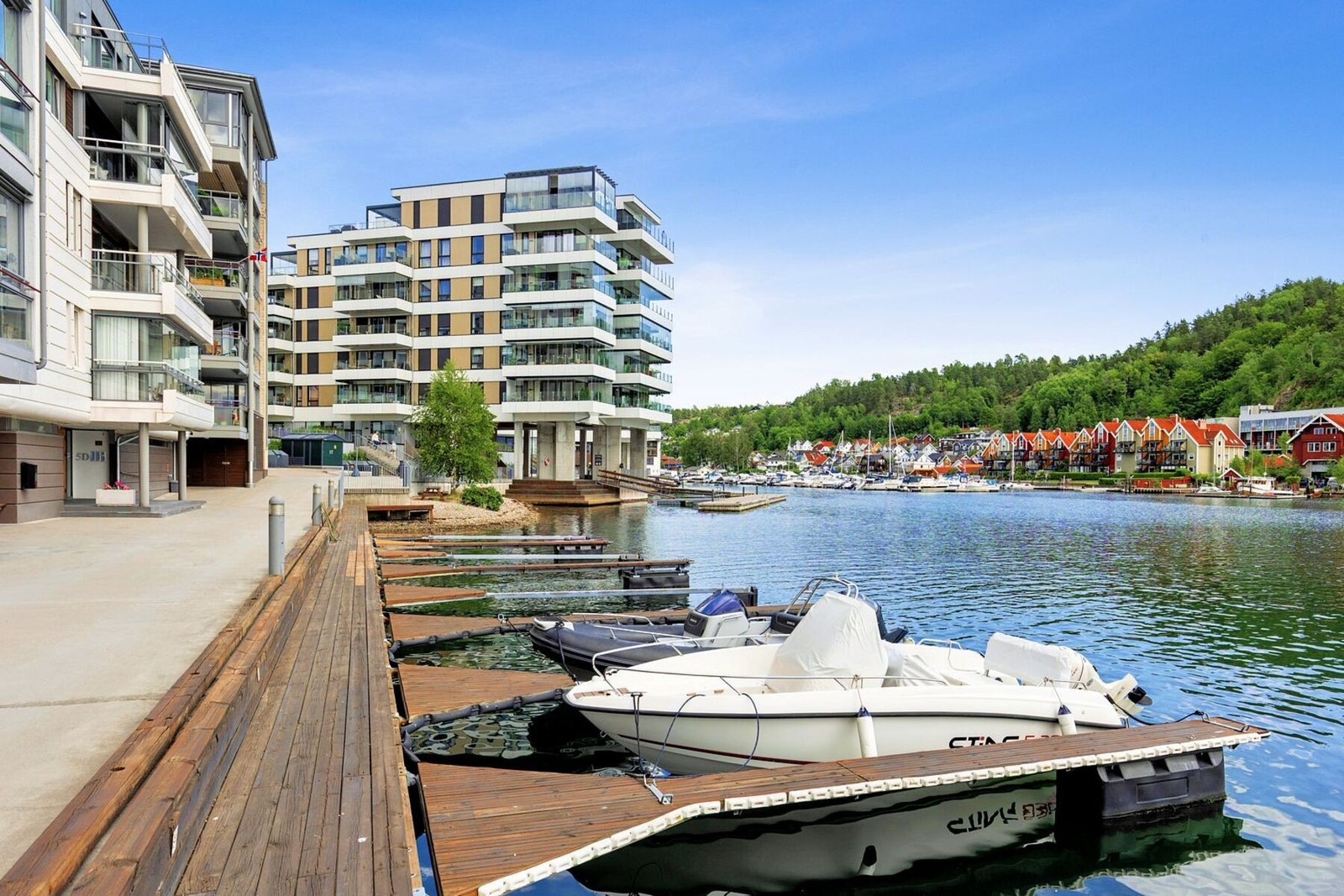 Rett ved inngangen kan man legge til båten på egen båtplass.