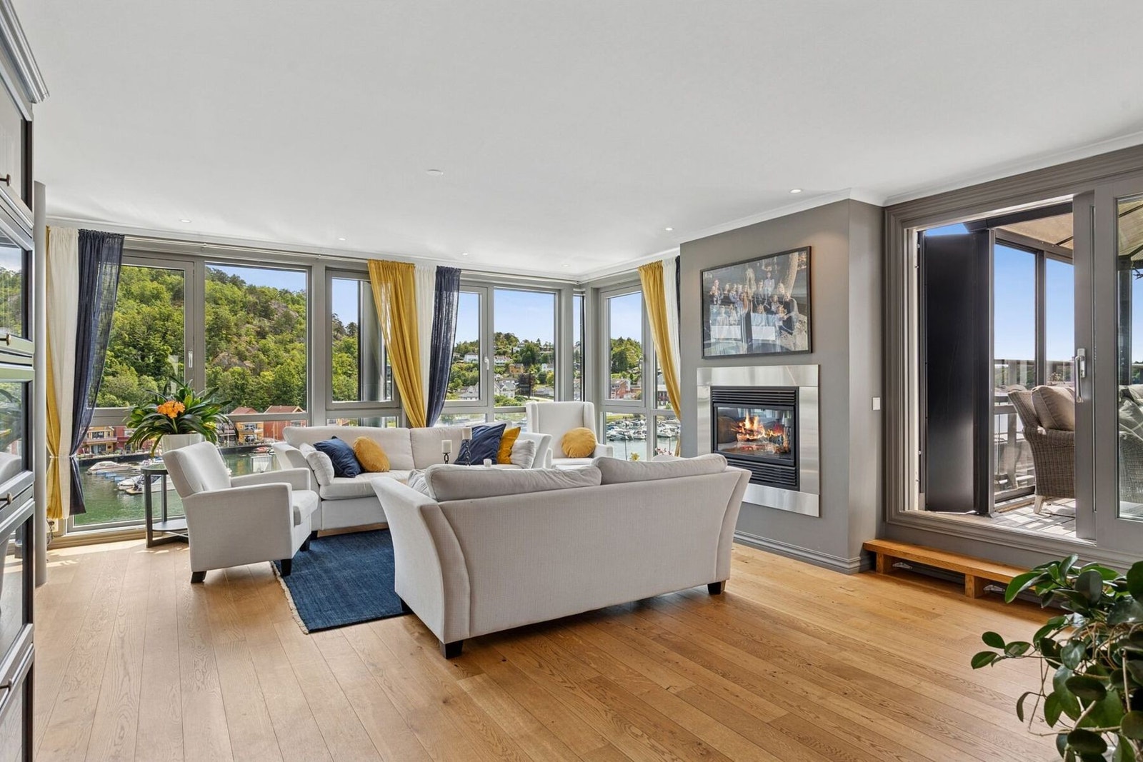 En helt herlig stue med store vindusflater, som gjør at man kan nyte sjøen og båtlivet til det fulle!