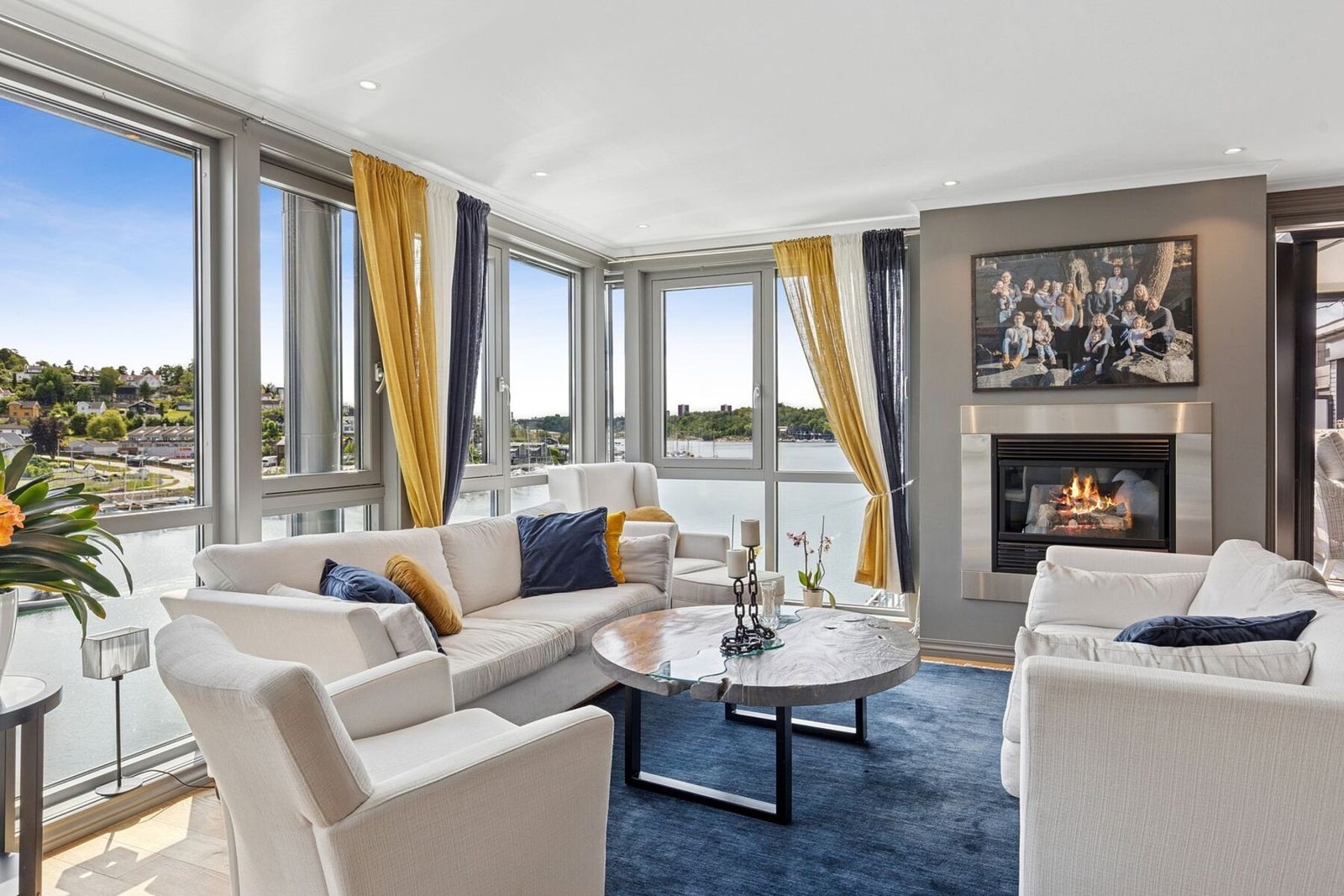 Den lekre gasspeisen skaper en lun og trivelig atmosfære i rommet. Galleribilde