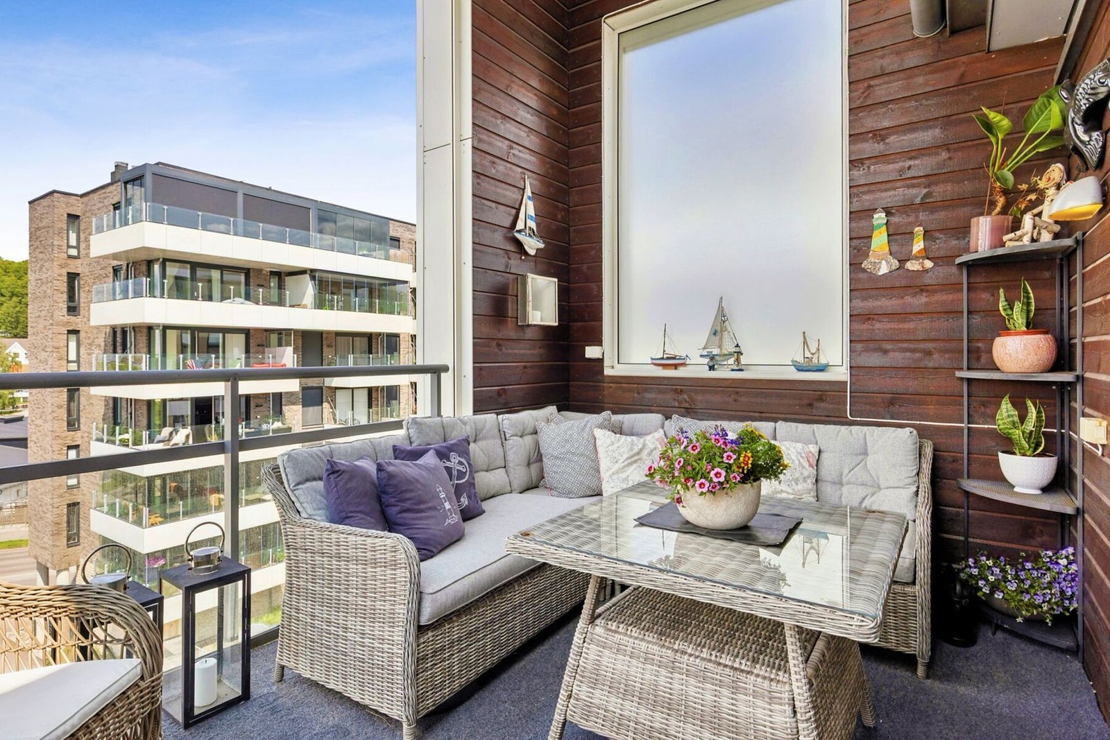 Her kan man nyte solen til den går ned. På terrassen er det også screens, så om ønskelig kan man sitte helt skjermet.