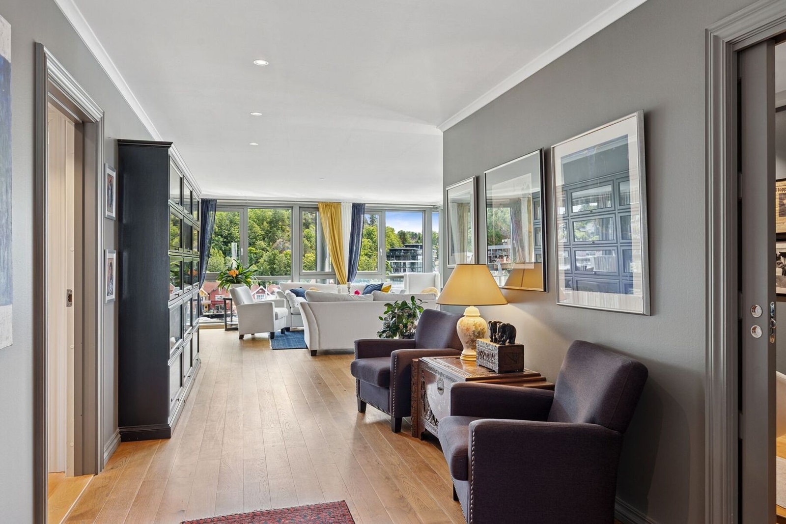 Leiligheten har vannbåren varme i alle gulv og er en "Intelligent leilighet", som gjør at du styrer det meste fra din mobil. Galleribilde