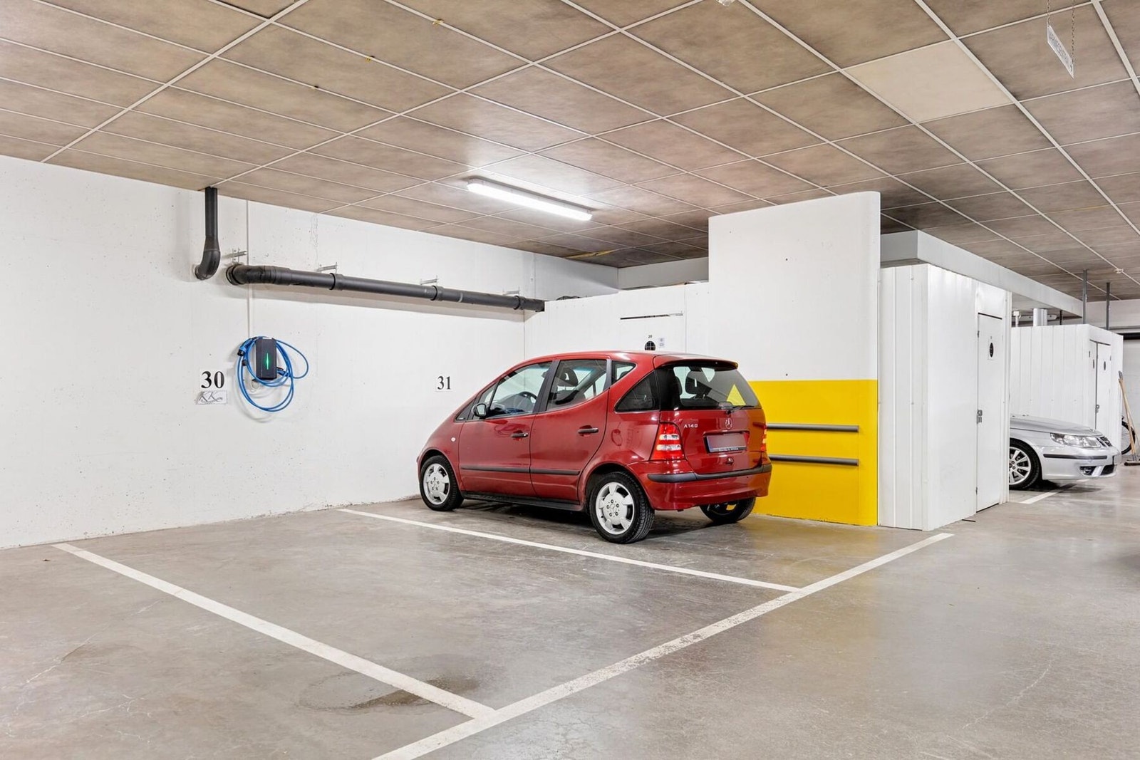 Fra leiligheten tar man heisen direkte ned til garasjeplassen som har elbillader. Galleribilde