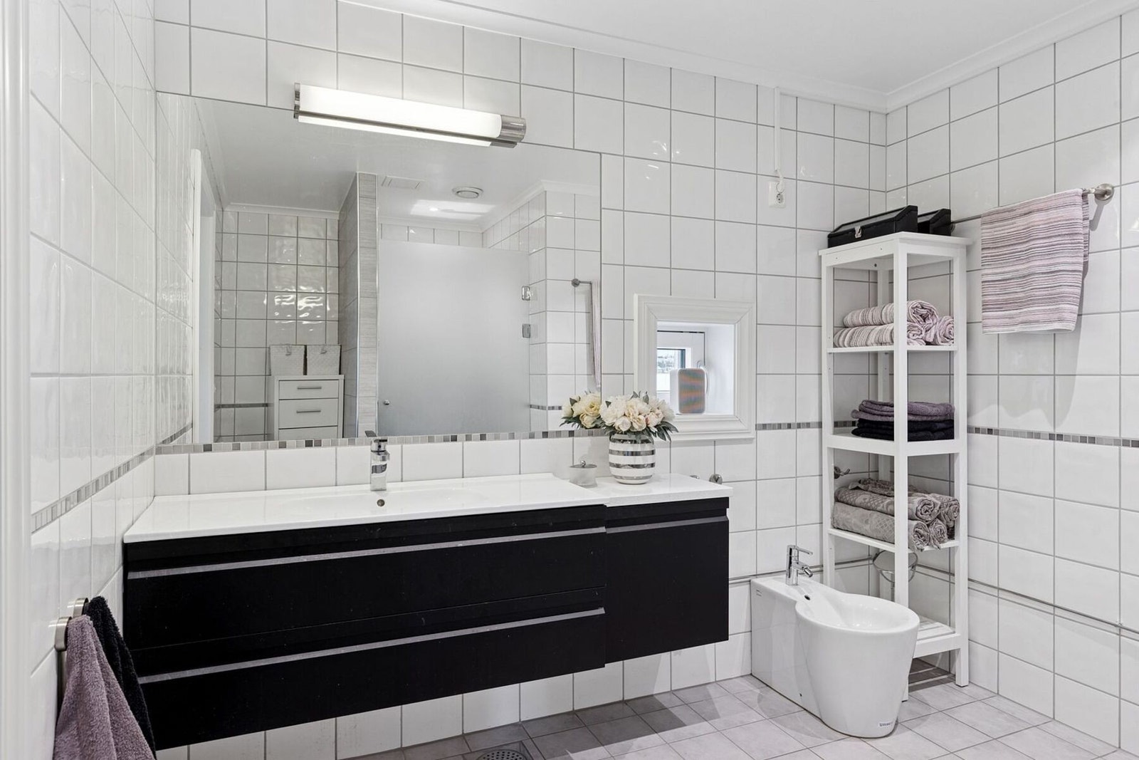 Rommet har innredning, toalett og en dusj. Et lite vindu slipper inn litt dagslys.