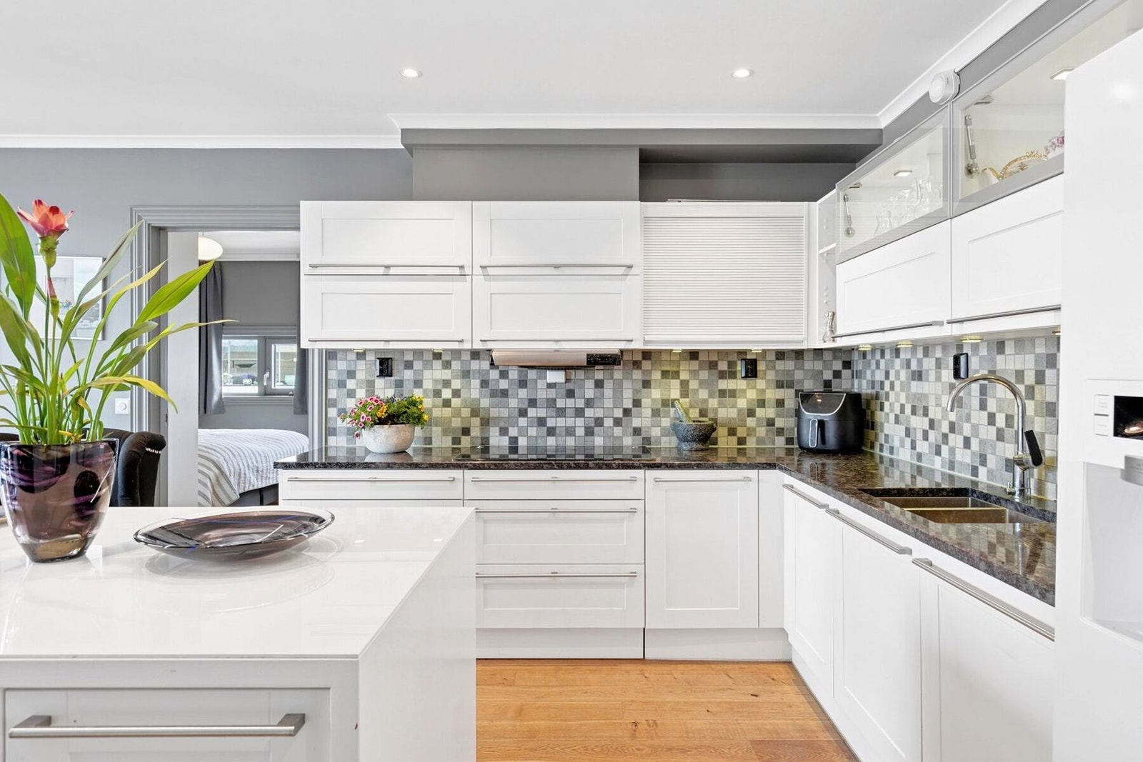 Fra kjøkkenet er det adkomst til det ene soverommet med tilhørende bad. Galleribilde