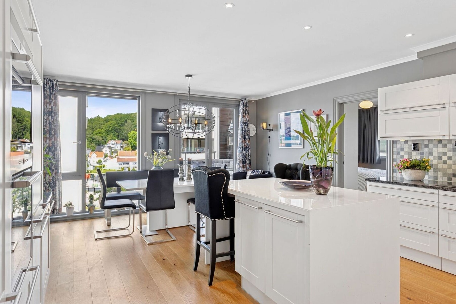 Vi beveger oss til den andre enden av leiligheten hvor vi finner et stort og pent kjøkken.