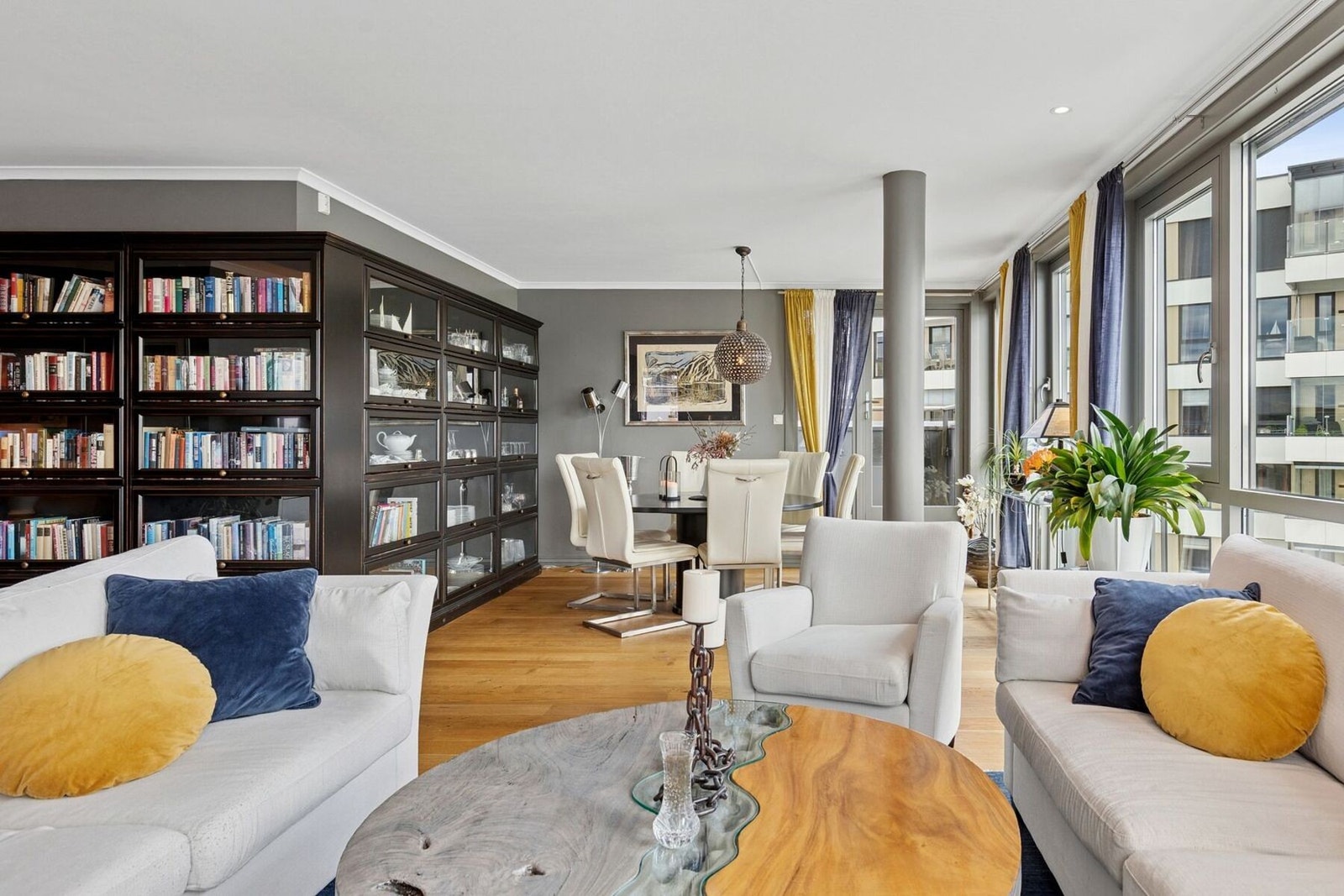 Stuen er romslig og det er plass til flere sittegrupper. Det er utgang til en terrasse hvor du har utsikt mot Nye Kilen Brygge, samt til sjøen. Galleribilde