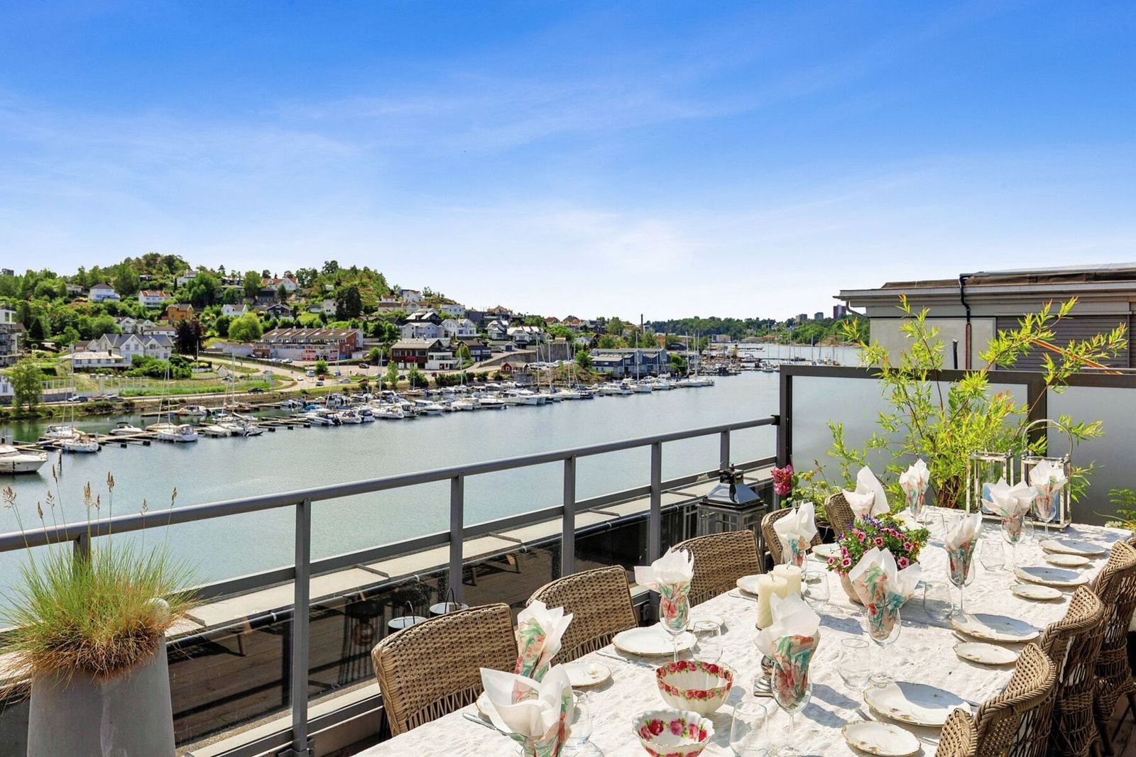 Ikke verst å kunne sitte her å nyte et måltid under åpen himmel!