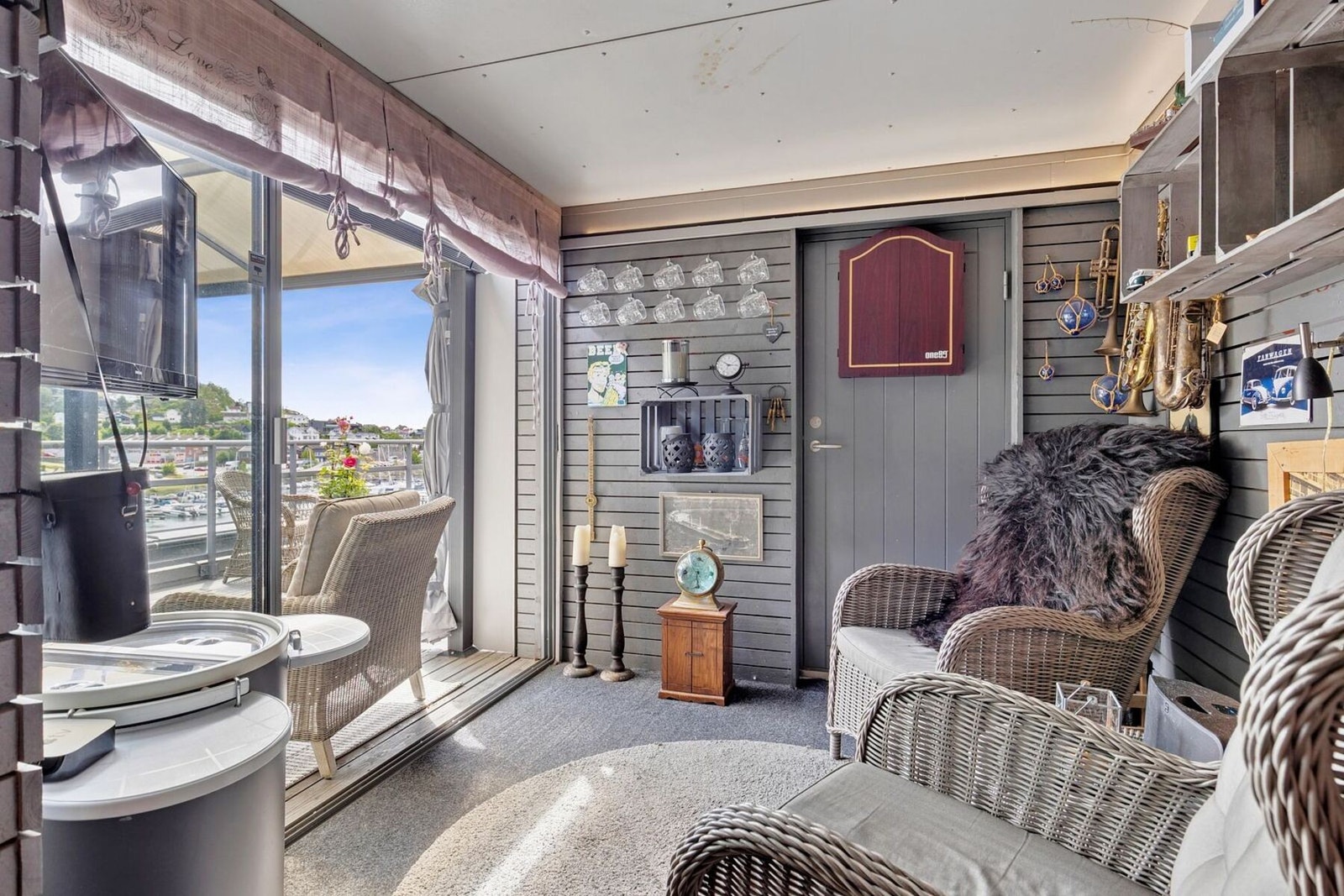 ..... som er det "ekstra rommet" med flere bruksmuligheter. En liten bod befinner seg også her. Galleribilde