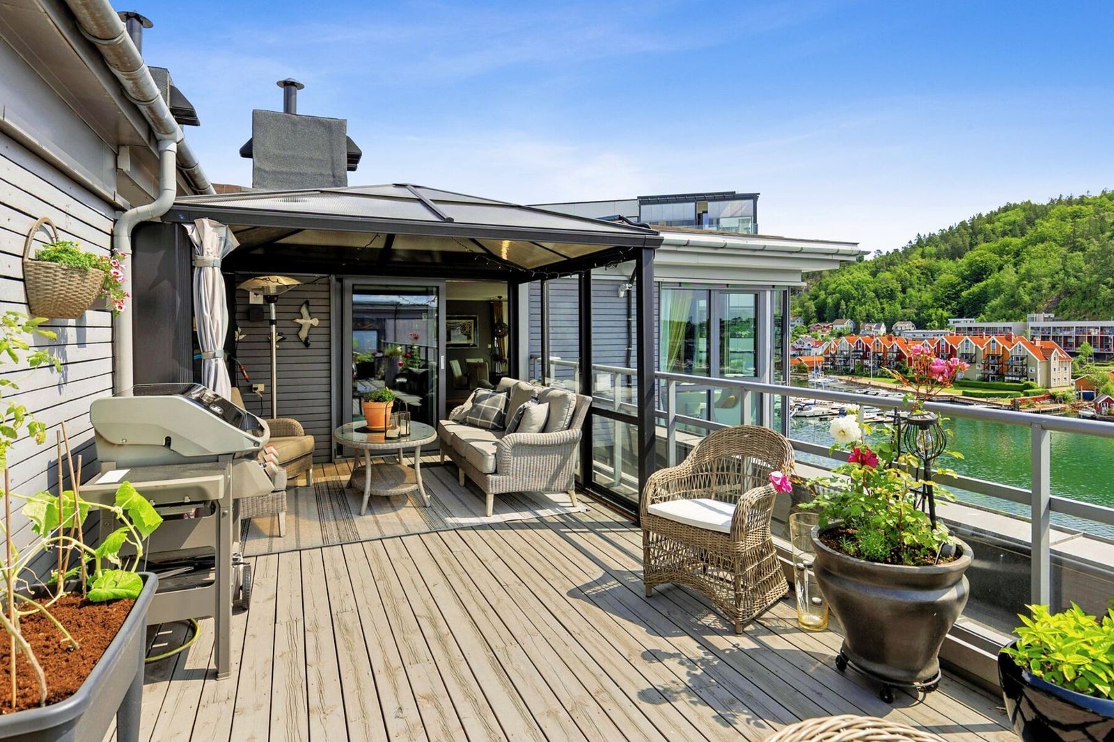 Sitt lunt og godt under tak på dager hvor været ikke er helt med oss. Galleribilde