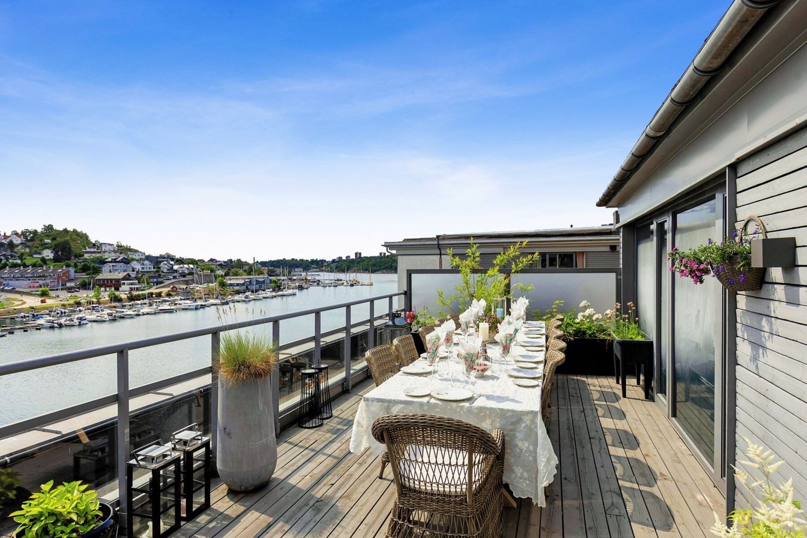 Dekk på og inviter inn venner og familie til sosial sammenkomst. Galleribilde