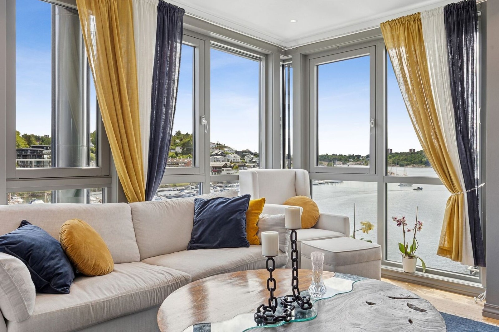 Fra godstolen ser man rett ned på båtplassen. Galleribilde