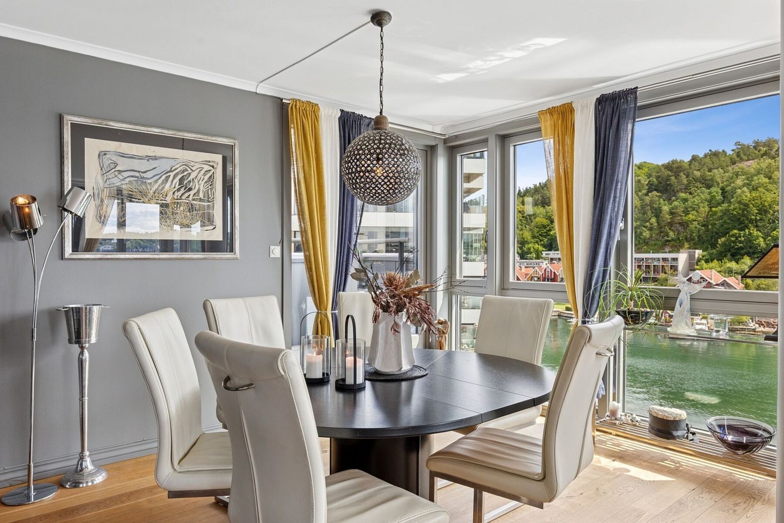 Her kan man spise middag og se rett ut i fjorden. Galleribilde