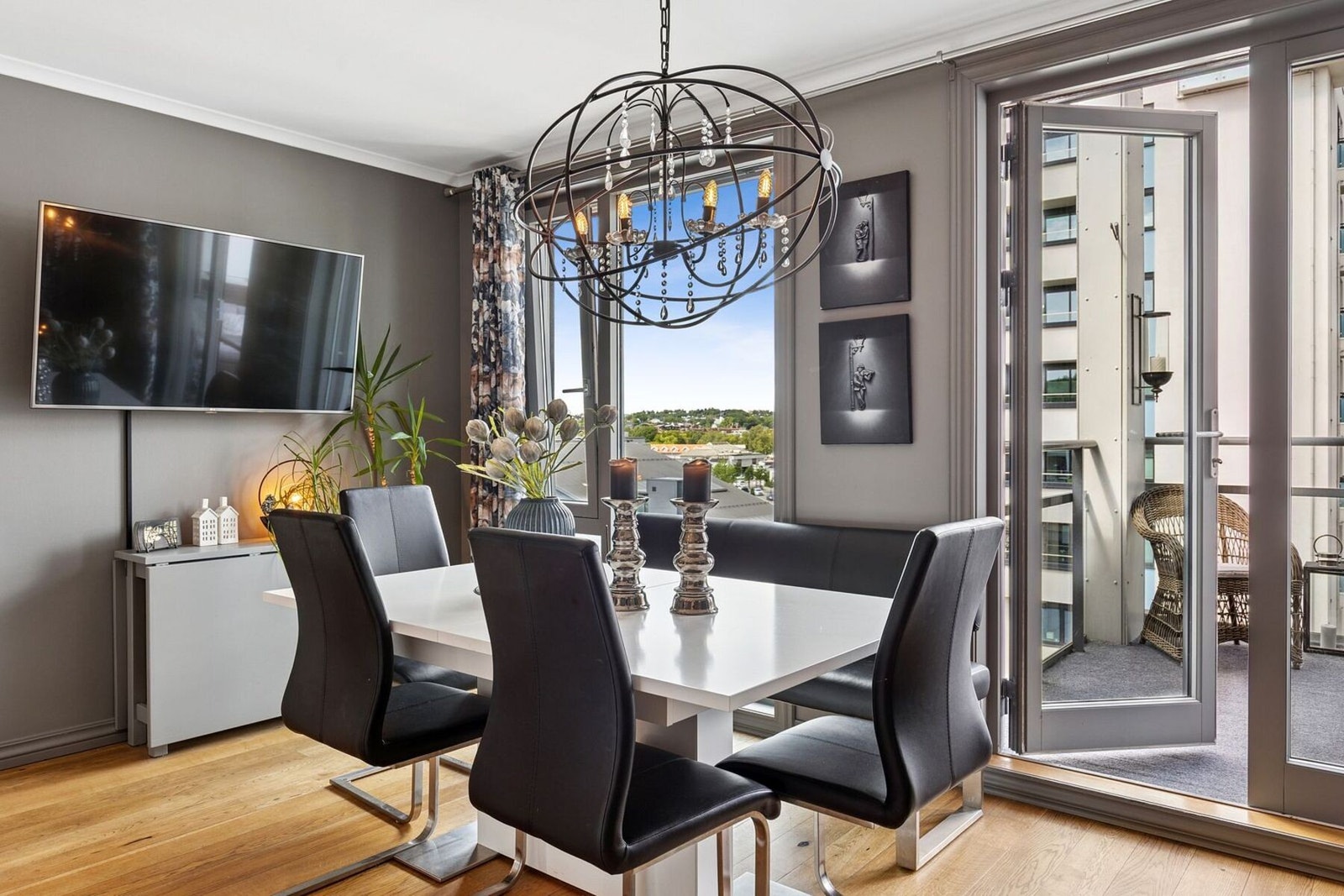 Fra spiseplassen på kjøkkenet er det utgang til enda en terrasse med utsikt. Galleribilde