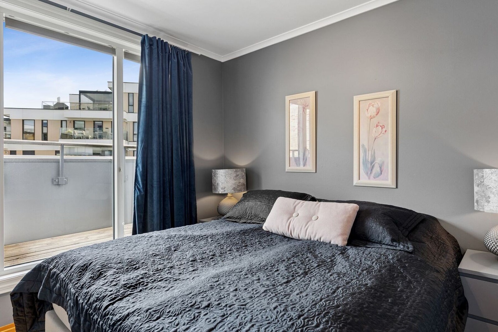 Soverom nr. 2 har utgang til terrasse. Her har man også et garderobeskap. Galleribilde