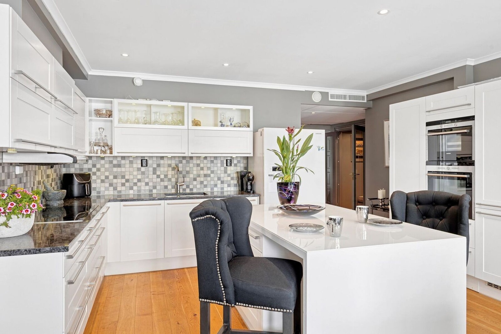 Det lyse og trivelige kjøkkenet har en kjøkkenøy, som bidrar til enda mer benkeplass på kjøkkenet. Galleribilde