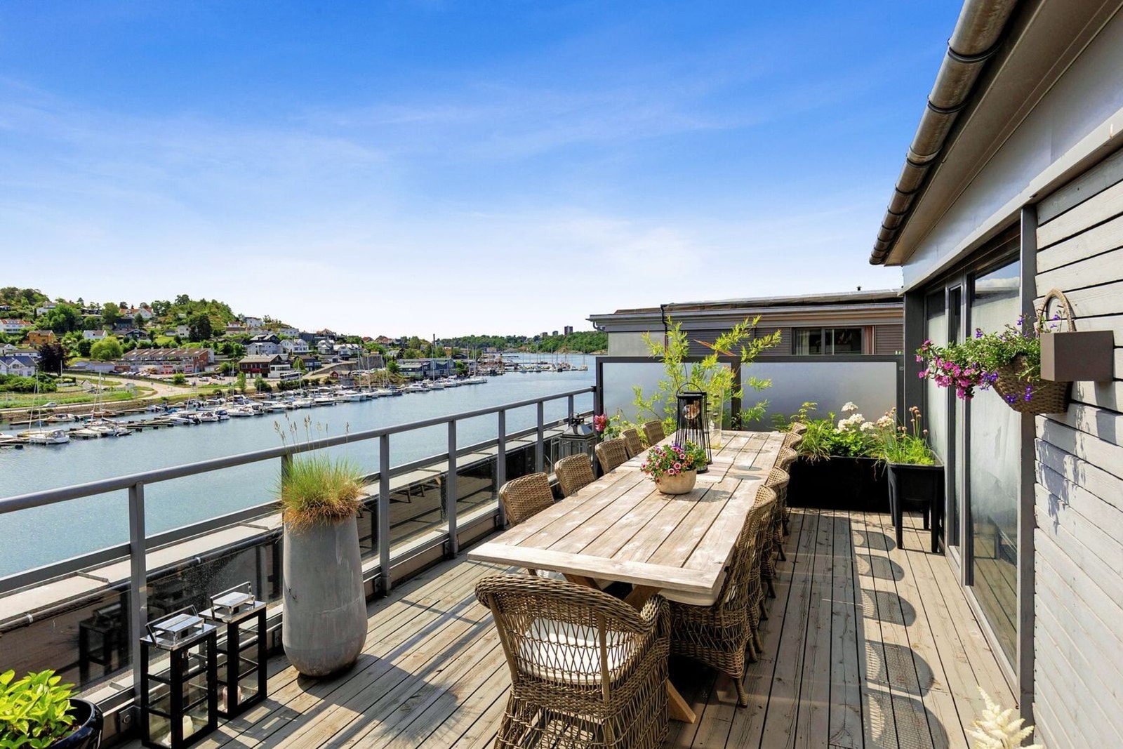 Her har man utsikt utover hele fjorden! Leiligheten har 3 terrasser, så her kan man flytte seg etter solen hele dagen. Galleribilde