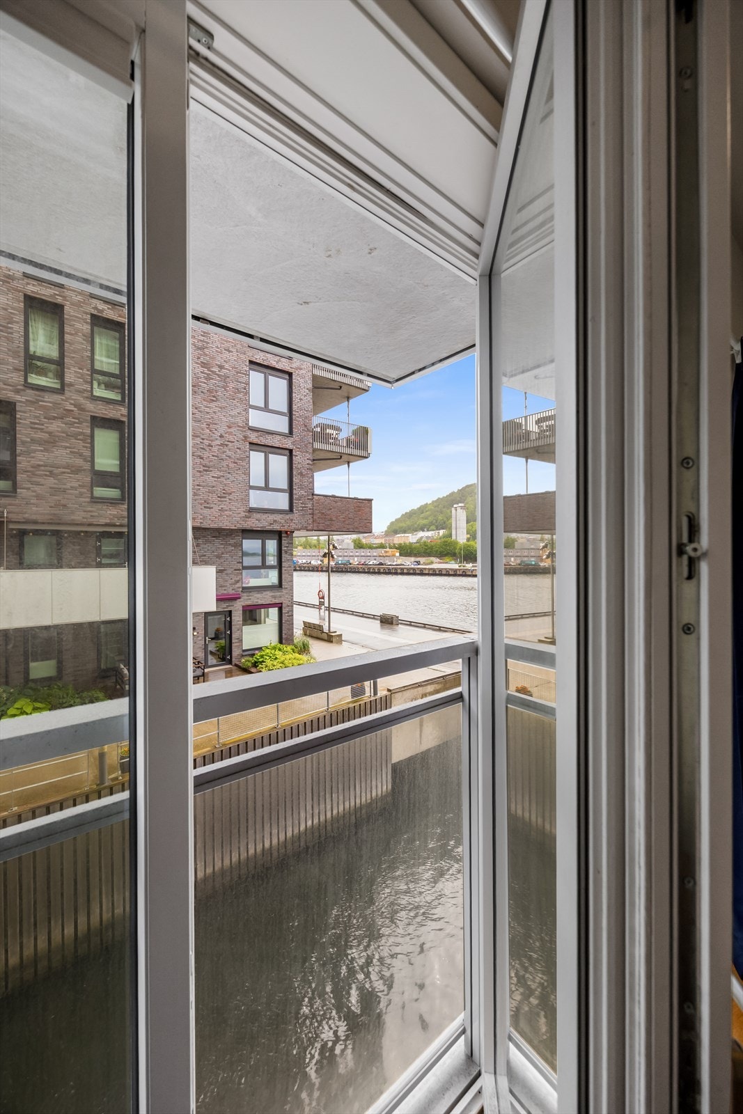 Fra den franske balkongen er det utsyn til sjøen rett nedenfor Galleribilde
