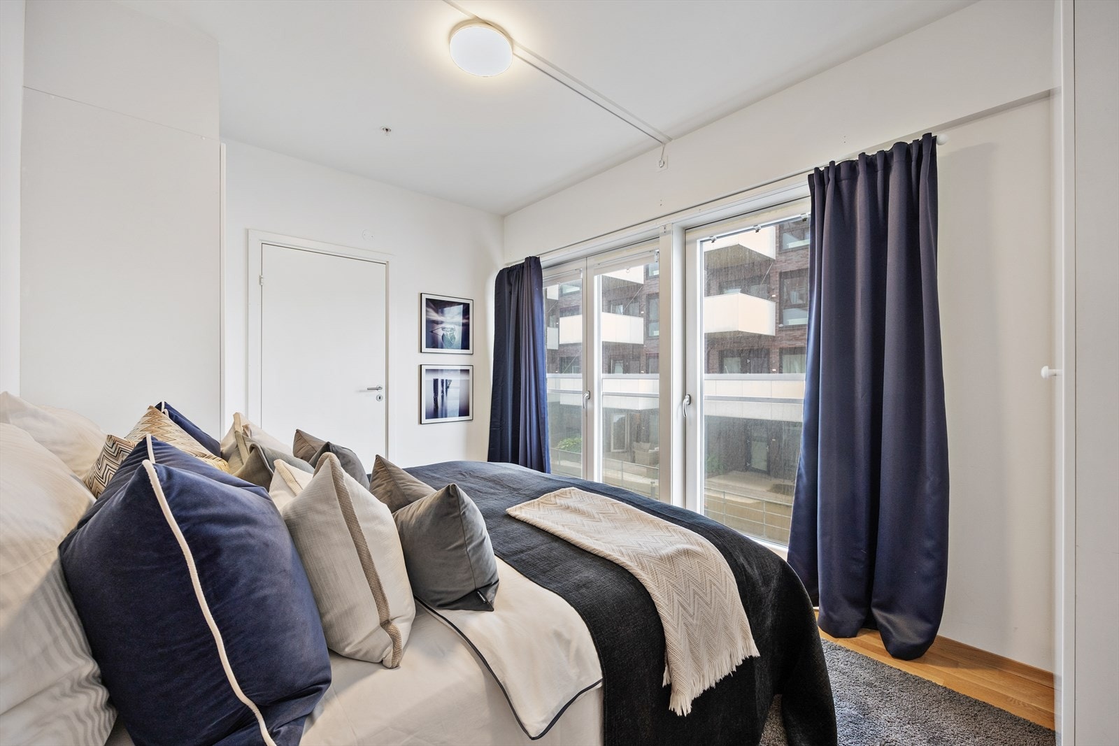 Store vinduer med fransk balkong Galleribilde
