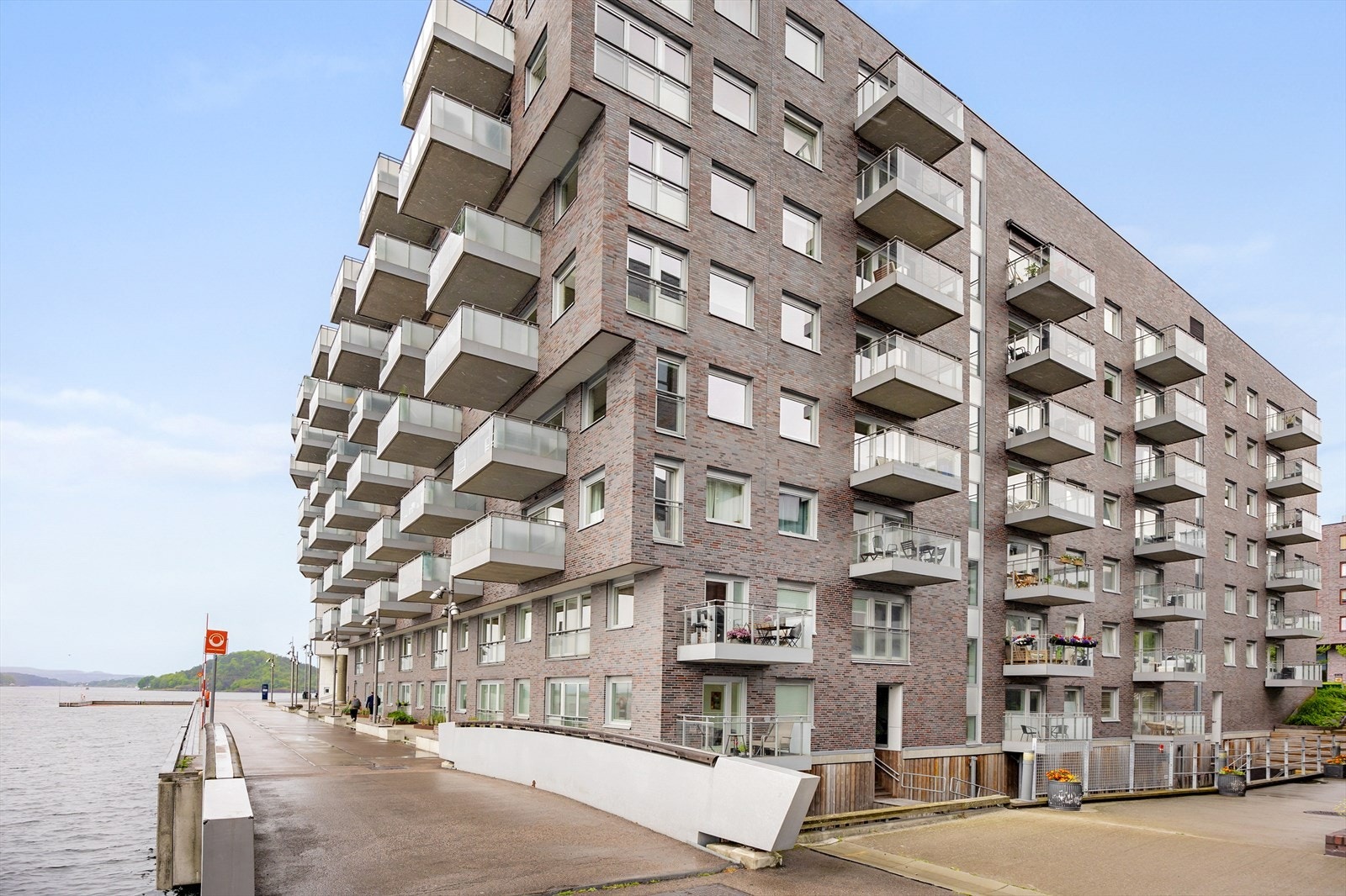 Fasaden i teglstein og glass gir bygget et eksklusivt og moderne uttrykk mot fjorden Galleribilde