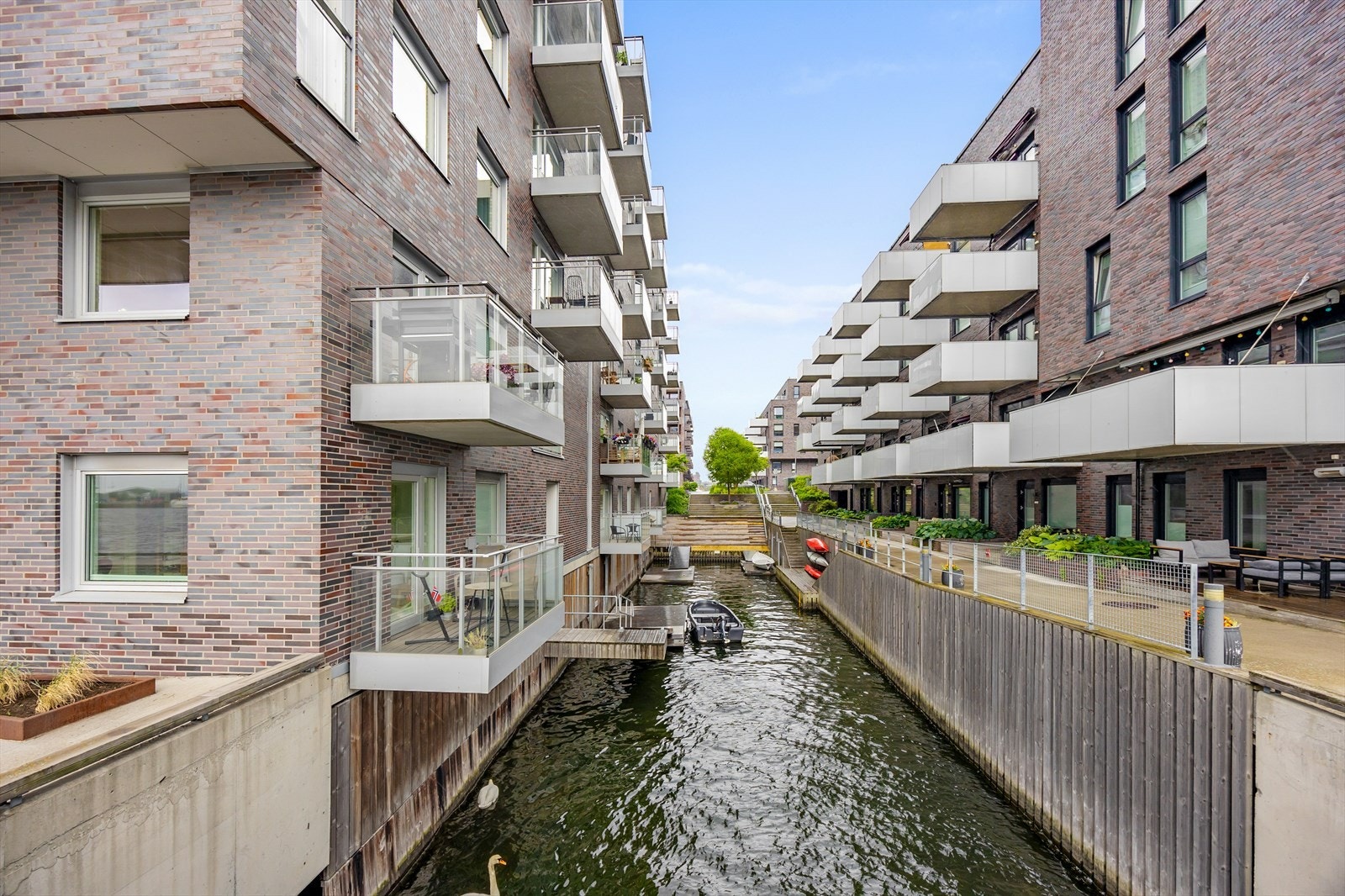 Arkitektonisk spennende bygg med elegante balkonger og direkte kontakt med kanalen Galleribilde