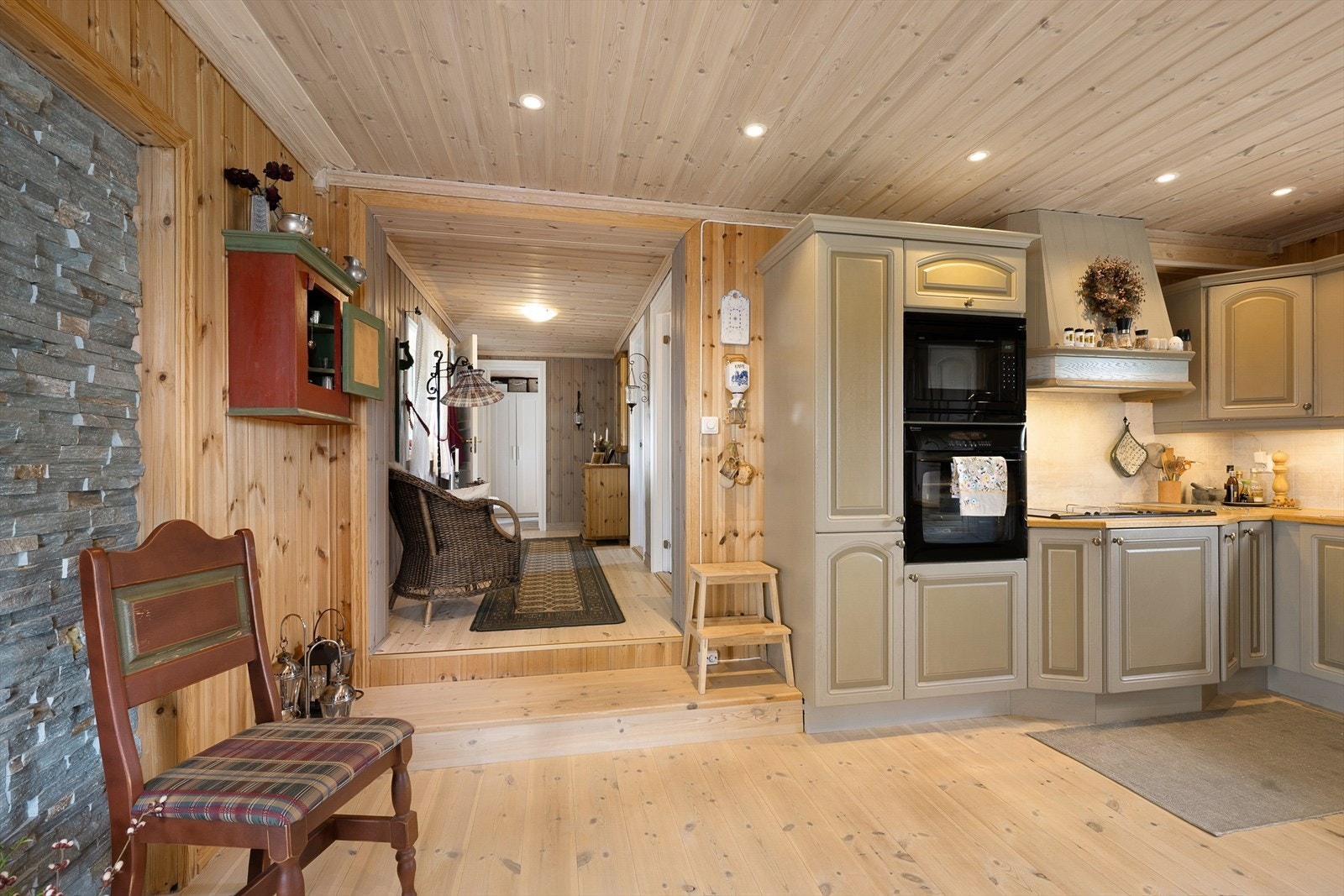 Adkomst til romslig kjøkken med flotte spotter i taket. Galleribilde