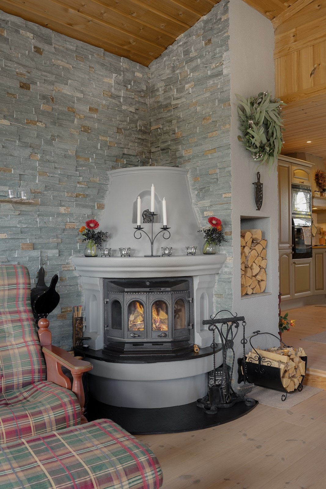 Flott peis malt i en harmosik gråtone som står fint til tørrmurer. Peisen gir god varme og skaper en lun stemning på de kalde dagene. Galleribilde